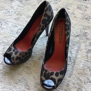 MODA OPEN TOE LEOPARD PRINT PUMPS